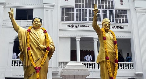 அதிமுக நிர்வாகிகளுடன் பழனிசாமி ஆலோசனை: சசிகலா வெற்றுக் காகிதம் என ஜெயக்குமார் விமர்சனம்