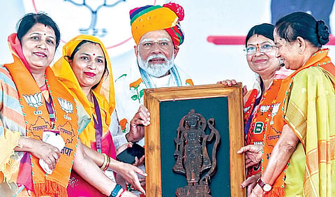 ராஜஸ்தானின் டோங்க்-சவாய் மாதோபூர் மக்களவைத் தொகுதியில் பாஜக சார்பில் நேற்று நடைபெற்ற தேர்தல் பிரச்சார கூட்டத்தில் பங்கேற்ற பிரதமர் மோடிக்கு நினைவுப் பரிசு வழங்கப்பட்டது.