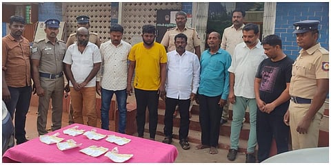 காரைக்குடியில் போலி நகை மோசடியில் ஈடுபட்டவர்களை போலீஸார் கைது செய்தனர்.