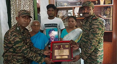 வீரமரணமடைந்த ராஜபாளையம் ராணுவ அதிகாரியின் குடும்பத்தினரிடம் ‘வீர் நாரி’ விருது வழங்கப்பட்டது.