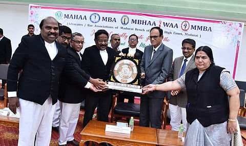 உயர் நீதிமன்ற கிளையில் அனைத்து வழக்கறிஞர்கள் சங்கம் நடத்திய பிரிவு உபச்சார விழாவில் தலைமை நீதிபதி கங்காபுர்வாலாவுக்கு வழக்கறிஞர் சங்க நிர்வாகிகள் நினைவுப் பரிசு வழங்கினர்.