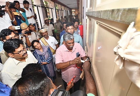 வாக்கு எண்ணும் மையங்களில் பாதுகாப்பு ஏற்பாடு குறித்து தேர்தல் அதிகாரி ஆலோசனை