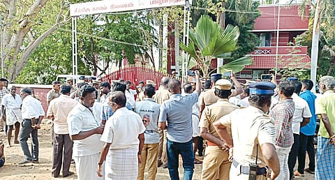 பாவூர்சத்திரம் காவல் நிலையம் முன்பு முதியவர் சடலத்துடன் முற்றுகை
போராட்டம் நடத்திய பொதுமக்கள்.