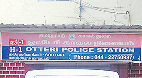 வண்டலூர் அருகே ஓட்டலில் நாட்டு வெடிகுண்டு வீச்சு: பைக்கில் தப்பிய 2 பேருக்கு போலீஸ் வலைவீச்சு