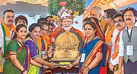 கர்நாடகாவின் உத்தரகன்னடா பகுதியில் பிரதமர் மோடி நேற்று பிரச்சாரம் செய்தார். அப்போது, பாஜக நிர்வாகிகள் அவருக்கு நினைவு பரிசு வழங்கினர்.