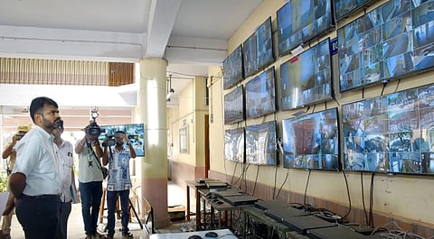 ஈரோடு வாக்கு எண்ணும் மையத்தில் ஒரு சிசிடிவி கேமரா பழுது - ஆட்சியர் ஆய்வு