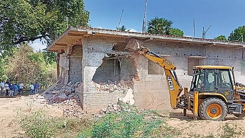 புதுச்சேரி சேதராப்பட்டில்  அரசு கையப்படுத்தப்பட்ட இடத்தில் ஆக்கிரமித்து கட்டப்பட்ட பாஜக பிரமுகரின் வீட்டை ஜேசிபி  இயந்திரம் மூலம்வருவாய்த்துறை அதிகாரிகள்  இடித்து அகற்றினர்.