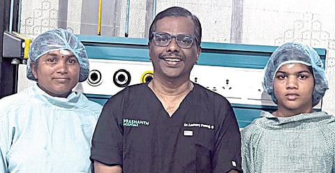 சென்னை, அண்ணா சாலை, அரசு பன்னோக்கு உயர் சிறப்பு மருத்துவமனையில் ஈட்டி எறிதல் வீராங்கனை கனிஷா காலில் சவ்வு மாற்று அறுவை சிகிச்சை மேற்கொள்ளப்ப ட்டது. மகளுக்காக சவ்வை தான மாக கொடுத்த தாயார் பரிமளா மற்றும் சிகிச்சை அளித்த மருத்துவர் ஜி.லியோனர்ட் பொன்ராஜ்.