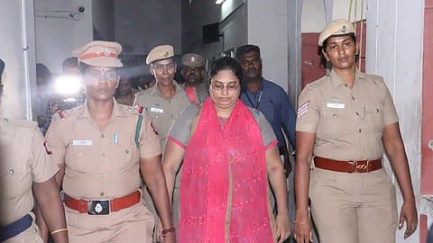 ஸ்ரீவில்லிபுத்தூர் நீதிமன்றத்துக்கு அழைத்துவரப்பட்ட நிர்மலா தேவி.