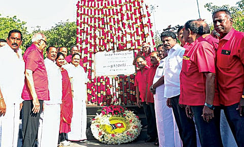 மே தினத்தை முன்னிட்டு சிந்தாதிரிப்பேட்டை மே தின பூங்காவில் திமுக சார்பில் அமைச்சர் துரை முருகன் , டி.ஆர் பாலு, கனிமொழி, தொமுச நிர்வாகி சண் முகம், பூச்சி முருகன் உள்ளிட்டோர் பங்கேற்றனர்.