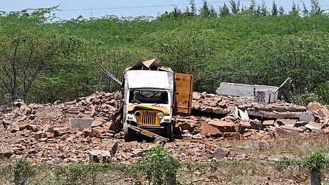 விருதுநகர் மாவட்டம் காரியாபட்டி அருகே கல்குவாரியில் நேரிட்ட விபத்தில் தரைமட்டமான வெடிமருந்து கிடங்கு  மற்றும் உருக்குலைந்த வேன்.