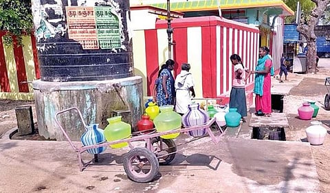 காட்டுநாயக்கன்பட்டி கிராமத்தில் சீவலப்பேரி கூட்டுக் குடிநீர் திட்டத்தில் விநியோகிக்கப்படும் தண்ணீரை பிடிக்க காத்திருந்த மக்கள்.