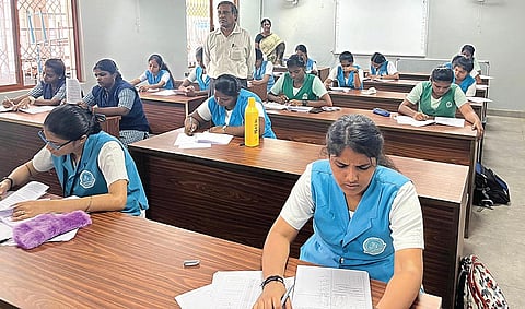 அரசு பள்ளிகளில் நீட் தேர்வுக்கான பயிற்சி வகுப்புகள் நடைபெற்று வந்த நிலையில், மாதிரி தேர்வுகள் நடந்தன. மே 5-ம் தேதி நாடு முழுவதும் நடைபெற உள்ள நீட் தேர்வையொட்டி, பல்லாவரம் அரசு பள்ளியில் இறுதி மாதிரி தேர்வை மாணவிகள் நேற்று எழுதினர். 
| படம்: எம்.முத்துகணேஷ் |