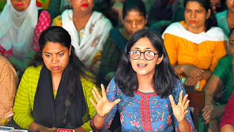 டெல்லி மகளிர் ஆணையத்தில் 52 ஊழியர்கள் நீக்கம்: துணைநிலை ஆளுநர் நடவடிக்கைக்கு ஆம் ஆத்மி கடும் கண்டனம்