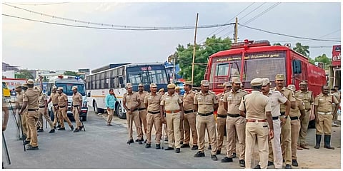 சேலம் மாவட்டம்  தீவட்டிப்பட்டியில் இரு தரப்பினருக்கிடையே நடந்த மோதலை தொடர்ந்து  அப்பகுதியில் பாதுகாப்பு பணியில் ஈடுபட்டிருந்த போலீஸார். 