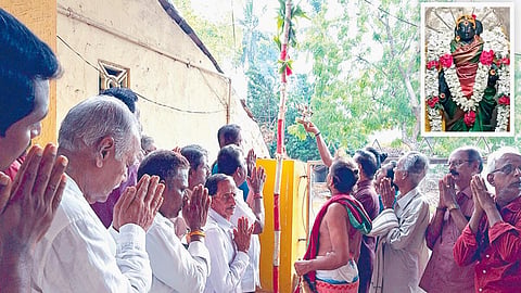 காரைக்கால் அம்மையார் மாங்கனி திருவிழாவையொட்டி நேற்று நடைபெற்ற பந்தல்கால் முகூர்த்தம் நிகழ்ச்சி. (உள்படம்) காரைக்கால் அம்மையார்.படங்கள்: வீ.தமிழன்பன்﻿﻿