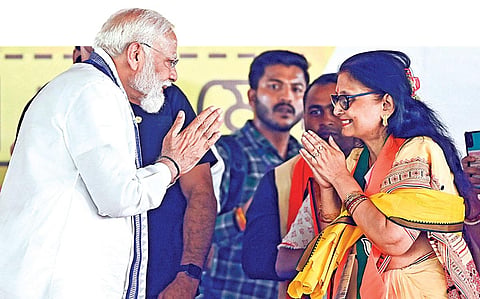மேற்கு வங்கம் நாடியா மாவட்டம்  கிருஷ்ணா நகர் தொகுதியில்  நேற்று தேர்தல் பிரச்சார கூட்டத்தில் பங்கேற்ற  பிரதமர் மோடி, அத்தொகுதி பாஜக வேட்பாளர் அம்ரிதா ராய்க்கு வாழ்த்து தெரிவித்தார். 
| படம்: பிடிஐ |