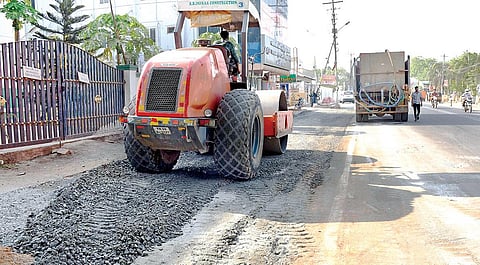 காந்திஜி சாலையில் நடைபெ ற்றும் வரும் தார் சாலை அமைக்கும் பணி.

| படம்: ஆர்.வெங்கடேஷ் |