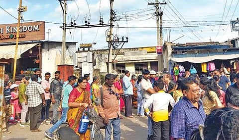 படகு பயணம் மேற்கொள்வதற்காக கன்னியாகுமரி பூம்புகார் கப்பல் போக்குவரத்து கழக படகு இல்லத்தில்  சுட்டெரிக்கும் வெயிலில் காத்திருக்கும் சுற்றுலா பயணிகள்.
