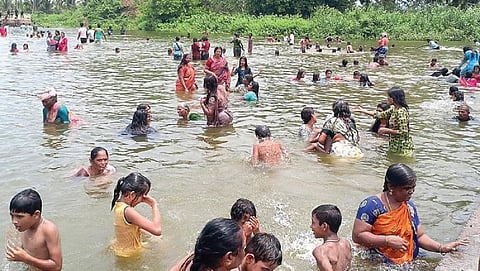 வெயிலின் தாக்கத்தை சமாளிக்க வீரபாண்டி தடுப்பணையில் குடும்பத்துடன் குளித்து மகிழும் பொதுமக்கள்.படம்: என்.கணேஷ்ராஜ்.