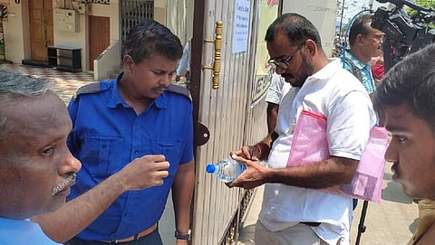சேலம் மெய்யனூர் சாலையில் உள்ள நீட் தேர்வு மையத்துக்கு, கடையில் வாங்கிய குடிநீர் பாட்டிலோடு மாணவர் வந்த நிலையில், பாட்டிலின் மீதுள்ள விளம்பர ஸ்டிக்கரை அகற்ற தேர்வுப் பிரிவு ஊழியர்கள் வலியுறுத்தியதைத் தொடர்ந்து, பாட்டிலில் இருந்த ஸ்டிக்கரை பிரித்தெடுத்த மாணவரின்  தந்தை.