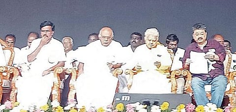 தமிழ்நாடு அனைத்து வணிகர் சங்கங்களின் பேரமைப்பு சார்பில், வணிகர்கள் வாழ்வுரிமை பாதுகாப்பு மாநாடு வானகரத்தில் நேற்று நடைபெற்றது. இதில், தமிழ்நாடு அனைத்து வணிகர் சங்கங்களின் பேரமைப்பின் மாநில தலைவர் கொளத்தூர்  த.ரவி, தமிழ்நாடு தன்னுரிமை கழக தலைவர் பழ.கருப்பையா, பெருந்தலைவர் மக்கள் கட்சி தலைவர் என்.ஆர்.தனபாலன்,  திரைப்பட நடிகர் எஸ்.வி.சேகர் உள்ளிட்டோர் பங்கேற்றனர்.