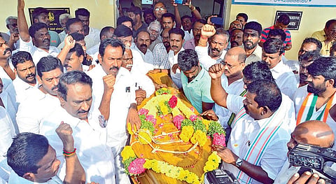 நெல்லை அரசு மருத்துவக் கல்லூரி மருத்துவமனையில் ஜெயக்குமார்  உடலுக்கு அஞ்சலி செலுத்திய தமிழ்நாடு காங்கிரஸ் தலைவர் செல்வப்பெருந்தகை உள்ளிட்டோர்.படம்: மு.லெட்சுமி அருண்