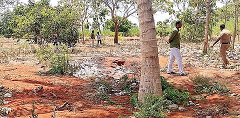 நெல்லை மாவட்ட காங்கிரஸ் தலைவர் ஜெயக்குமார் உடல்
கண்டெடுக்கப்பட்ட தோட்டத்தில் ஆய்வு செய்த போலீஸார்