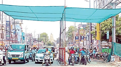 காஞ்சிபுரம் பேருந்து நிலையம் அருகே உள்ள சிக்னலில் போக்குவரத்து போலீஸார் வாகன ஓட்டிகளுக்காக அமைத்துள்ள பசுமை பந்தல்.