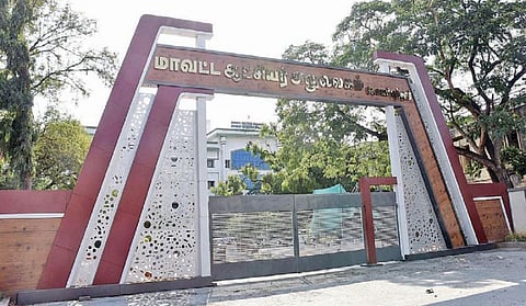 கோவை மாவட்ட ஆட்சியர் அலுவலகத்தில் புதிதாக அமைக்கப்பட்டுள்ள நுழைவுவாயில். படம்: ஜெ.மனோகரன்.