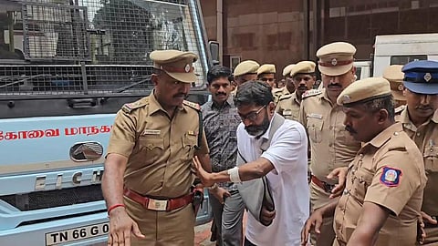 பரிசோதனைக்காக கோவை அரசு மருத்துவமனைக்கு அழைத்து வரப்பட்ட சவுக்கு சங்கர்.   படம்: ஜெ.மனோகரன்.
