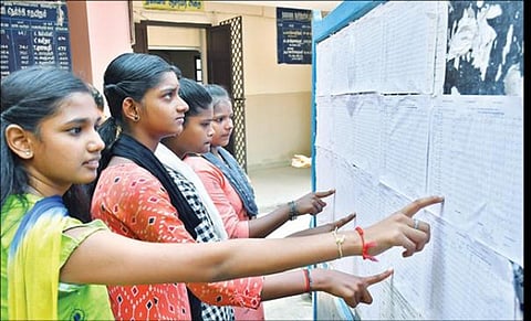 வேலூர் கொசப்பேட்டையில் உள்ள ஈ.வெ.ரா.நாகம்மை அரசு மாதிரி பெண்கள் மேல்நிலை பள்ளியில் ஒட்டப்பட்டிருந்த 10-ம் வகுப்பு பொதுத்தேர்வு முடிவுகளை நேற்று ஆர்வத்துடன் பார்வையிட்ட மாணவிகள். 
| படம்: வி.எம்.மணிநாதன்|
