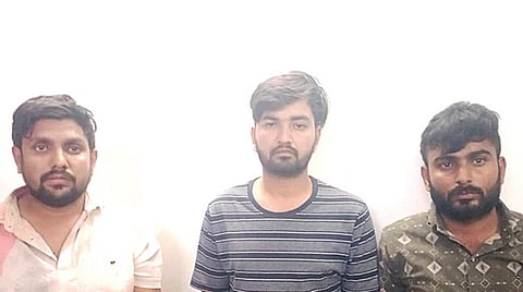கர்நாடகாவில் இருந்து சென்னைக்கு கார்களில் குட்காகடத்தி வந்ததாக கைது செய்யப்பட்ட  இளைஞர்கள்.