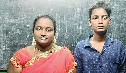 தாய் நித்யா, மகன் சந்தோஷ்.