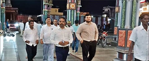 தமிழ்நாடு தலைமை தேர்தல் அதிகாரி சத்யபிரத சாஹு குடும்பத்தோடு மாமல்லபுரம் சுற்றுலா வந்து, புராதன சின்னங்களை கண்டு ரசித்து புகைப்படம் எடுத்துக் கொண்டார்.