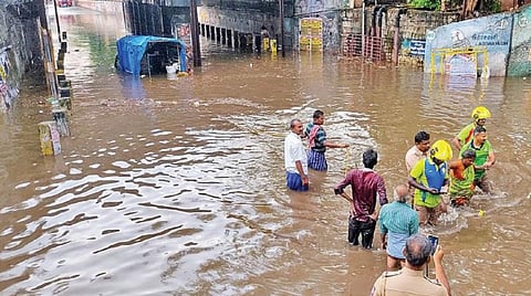 மதுரை புட்டுத்தோப்பு கர்டர் பாலத்தில் தேங்கிய மழைநீரில் சிக்கிய பார்வையற்றோர் இசைக் குழுவின் வேனில் இருந்த பெண்ணை மீட்ட தீயணைப்பு வீரர்கள். படங்கள்: எஸ்.கிருஷ்ணமூர்த்தி.