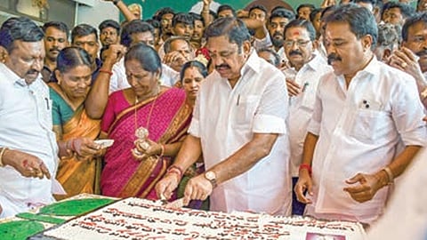 சேலத்தில் நேற்று தொண்டர்களுடன் கேக் வெட்டி 70-வது பிறந்த நாளைக் கொண்டாடிய அதிமுகபொதுச் செயலாளர் பழனிசாமி. உடன், கட்சி நிர்வாகிகள். படம்:  படம்: எஸ்.குரு பிரசாத்