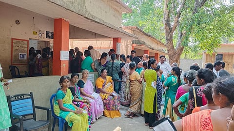 ஆந்திர மாநிலம் விஜியநகரத்தில் ஒரு வாக்குச்சாவடியில் வாக்களிக்க ஆர்வத்துடன் திரண்டிருக்கும் பெண்கள்.