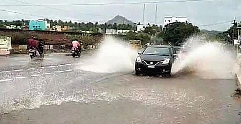 ராஜபாளையத்தில் பெய்த கனமழையால் மதுரை-கொல்லம் தேசிய நெடுஞ்சாலையில் தேங்கிய மழை நீரில் சென்ற வாகனங்கள்.﻿﻿