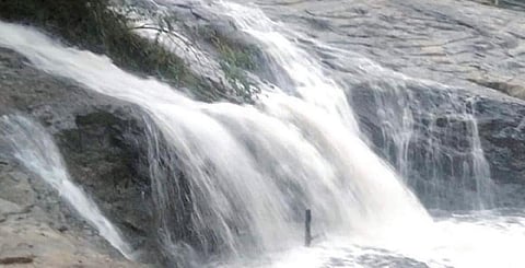 தொடர் கனமழையால் கும்பக்கரை அருவியில் கொட்டிய வெள்ளம்.