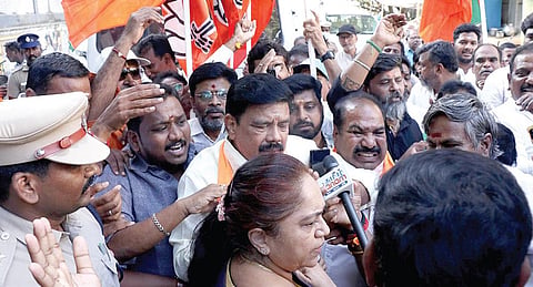 தென்னிந்திய மக்களை ஆப்பிரிக்கர்களுடன் ஒப்பிட்டு காங்கிரஸ் மூத்த நிர்வாகி சாம் பிட்ரோடா பேசியதைக் கண்டித்து, பாஜக மாநில துணைத் தலைவர் கரு.நாகராஜன் தலைமையில் சென்னை வள்ளுவர் கோட்டம் அருகே தடையை மீறி ஆர்ப்பாட்டம் நடத்த முயன்றவர்களை போலீஸார் கைது செய்தனர் . 

| படம்: ம.பிரபுவேண்டுகோள் |