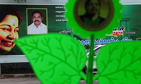 இபிஎஸ் தரப்புக்கு இரட்டை இலை சின்னம் ஒதுக்கியது ஏன்? - தகவல் அறியும் உரிமை சட்டத்தின்கீழ் தேர்தல் ஆணையம் விளக்கம்