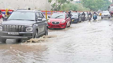 திருநெல்வேலியில் நேற்று பெய்த மழையால் வண்ணார்பேட்டை பிரதான சாலையில் தேங்கிய 
தண்ணீரில் ஊர்ந்து செல்லும் வாகனங்கள். படம்: மு. லெட்சுமி அருண்.