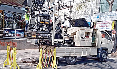 சென்னை குடிநீர் வாரியம் சார்பில் கழிவுநீர் குழாய் கட்டமைப்புகளில் அடைப்புகளை நீக்க பயன்படுத்தப்படும் நவீன ‘பண்டிகூட்’ இயந்திரம்.