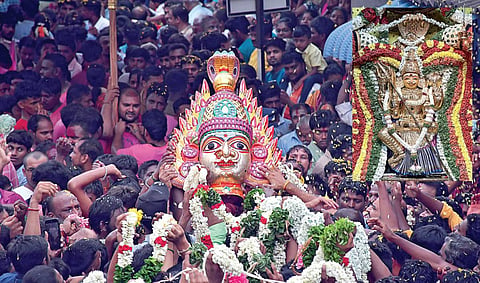 வேலூர் மாவட்டம் குடியாத்தத்தில் நேற்று நடைபெற்ற கெங்கையம்மன் சிரசு ஊர்வலம். (உள்படம்) விழாவையொட்டி கோயிலில் சிறப்பு அலங்காரத்தில் அருள்பாலித்த கெங்கையம்மன். படங்கள்: வி.எம்.மணிநாதன்