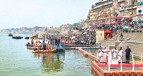 மக்களவைத் தேர்தலில் உத்தரபிரதேச மாநிலம் வாராணசி தொகுதியில் பிரதமர் மோடி 3-வது முறையாகப் போட்டியிடுகிறார். இந்நிலையில் நேற்று வேட்புமனு தாக்கல் செய்ய வந்த  பிரதமர் மோடி முன்னதாக கங்கை நதியின் தஷாஅஸ்வமேத படித்துறையில் கங்கா பூஜை செய்து வழிபட்டார்.படம்: பிடிஐ