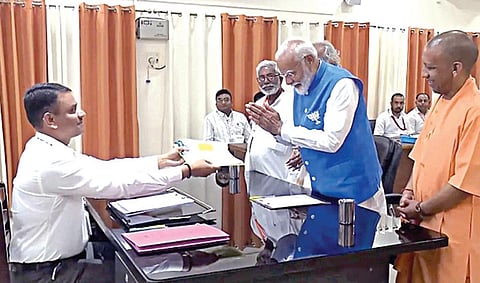 வேட்புமனுவை மாவட்ட ஆட்சியர் ராஜலிங்கத்திடம் தாக்கல் செய்த பின்னர் கரம் கூப்பி வணங்கும் பிரதமர் நரேந்திர மோடி.