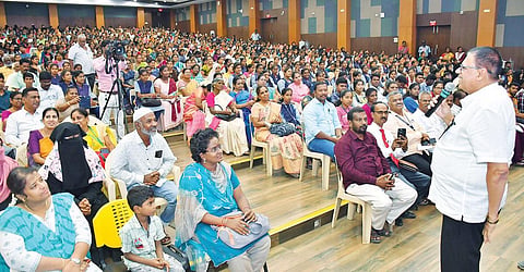 பிளஸ்-2 பொது தேர்வில் தேர்ச்சி பெற்ற மாணவ, மாணவிகளுக்கான உயர்கல்விக்கு வழிகாட்டும் ‘கல்லூரி கனவு’ நிகழ்ச்சி வேலூர் விஐடி வளாகத்தில் நேற்று நடைபெற்றது. இதில், கலந்து கொண்டு பேசும்  கல்வி ஆலோசகர் ஜெயபிரகாஷ் காந்தி. படம்: வி.எம்.மணிநாதன்.