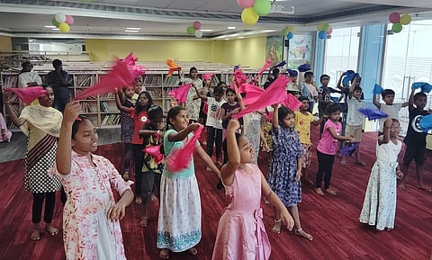 சென்னை அண்ணா நூற்றாண்டு  நூலகத்தில் நடைபெற்ற பாரம்பரிய கலைகள் பயிலரங்கில் பங்கேற்று ஒய்யாரமாக ஒயிலாட்டமாடிய சிறுவர், சிறுமியர்.
