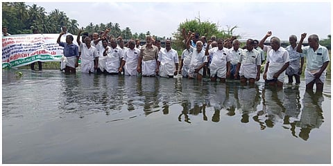 அமராவதி ஆற்றில் இறங்கி விவசாயிகள் போராட்டத்தில் ஈடுபட்டனர்